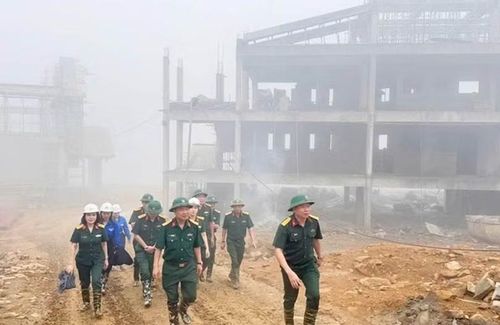 Đại tá Nguyễn Thế Lực, Bí thư Đảng ủy, Phó tư lệnh Binh đoàn 12 kiểm tra dự án Trường phổ thông nội trú tiểu học và trung học cơ sở Y Tý, Lào Cai.