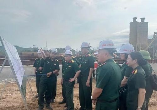 Đại tá Lê Tiến Dũng, Phó tư lệnh Binh đoàn 12 kiểm tra dự án cầu Sông Mang, tỉnh Quảng Ninh.