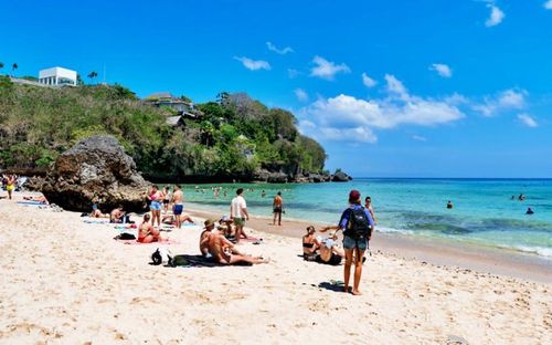 Được mệnh danh là "đảo của thần linh", Bali (Indonesia) nổi bật nhờ sự giao thoa ấn tượng giữa thiên nhiên hoang sơ kỳ vĩ (biển xanh, núi lửa, ruộng bậc thang) và nền văn hóa Hindu giáo đậm đà bản sắc. Bali thường giữ vị trí trung tâm trong các cuộc thảo luận về du lịch của Australia. Ảnh: thebalibible
