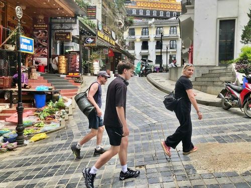 Khách du lịch đang ngày càng tìm kiếm những nơi ngoài các "điểm nóng" nổi tiếng thường đông đúc. Ví dụ như các điểm đến ngôi sao đang lên của Việt Nam. Trong ảnh là một nhóm khách du lịch quốc tế dạo phố núi Sa Pa trưa 24/6. Ảnh: Thanh Nguyễn