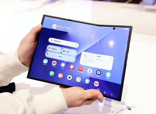 Samsung Galaxy Z TriFold sẽ có kích thước tương tự như Galaxy Z Fold 8 Wide. Ảnh: Getty Images