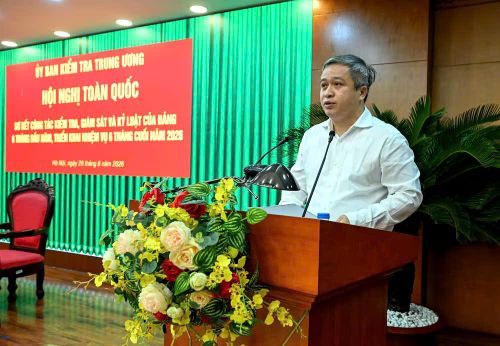 Phó Chủ nhiệm Thường trực Ủy ban Kiểm tra Trung ương Trần Tiến Hưng báo cáo tóm tắt kết quả công tác 6 tháng đầu năm. Ảnh: ST