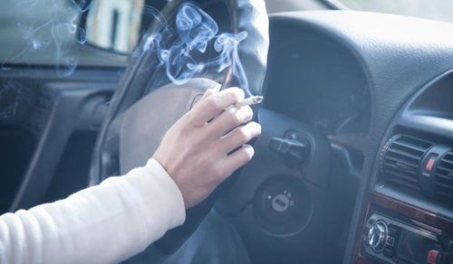Thức ăn và thuốc lá là hai nguyên nhân phổ biến khiến xe ô tô xuất hiện mùi khó chịu. (Ảnh minh họa)