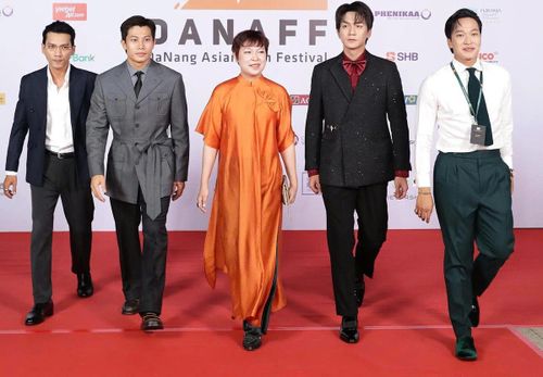 Đạo diễn Đặng Thái Huyền và dàn diễn viên "Mưa đỏ". Chị cho biết DANAFF là cơ hội quý để những người làm điện ảnh Việt Nam giao lưu, học hỏi từ các đồng nghiệp quốc tế, góp phần thúc đẩy sự phát triển của điện ảnh trong nước.