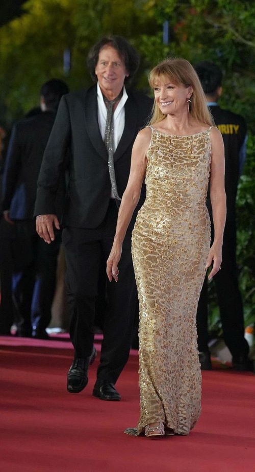 Jane Seymour, minh tinh Hollywood nổi tiếng với loạt phim James Bond và Somewhere in Time, xuất hiện nổi bật trong thiết kế đầm ánh kim đính sequin. Bà tham dự DANAFF với tư cách khách mời danh dự quốc tế và sẽ có các hoạt động giao lưu, chia sẻ kinh nghiệm diễn xuất.