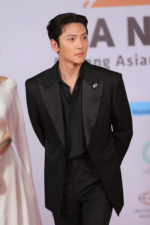 Ji Chang Wook xuất hiện với bộ suit đen tối giản kết hợp áo satin, ghi điểm bởi vẻ lịch lãm cùng nụ cười thân thiện. Đây là lần đầu ngôi sao Hoàng hậu Ki tham dự DANAFF và cũng là một trong những gương mặt được khán giả chờ đợi nhất trên thảm đỏ năm nay. Ngoài lễ khai mạc, anh sẽ tham dự chương trình Korean Film Night diễn ra tối 29/6.