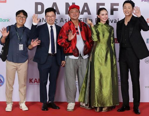 Jung Il Woo lịch lãm trong bộ tuxedo đen khi sánh bước cùng ê-kíp phim hợp tác Việt - Hàn "Mang mẹ đi bỏ". Nam diễn viên liên tục vẫy tay chào khán giả và cho biết rất yêu mến con người, văn hóa Việt Nam, đồng thời kỳ vọng sẽ có thêm nhiều dự án hợp tác điện ảnh giữa hai nước.