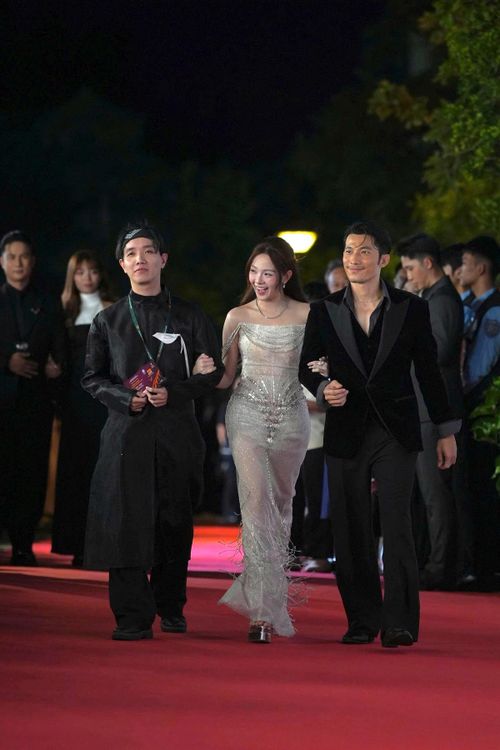 Êkíp phim Bẫy tiền với đạo diễn Oscar Dương, diễn viên Tam Triều Dâng và Liên Bỉnh Phát.