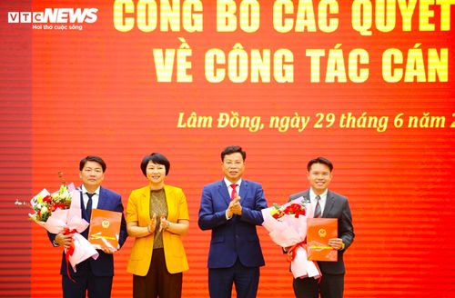Bà Phạm Thị Phúc, Phó Bí thư Tỉnh ủy, Chủ tịch UBMT Tổ quốc Việt Nam tỉnh Lâm Đồng và ông Lưu Văn Trung, Phó Bí thư Tỉnh ủy, Chủ tịch HĐND tỉnh Lâm Đồng trao quyết định, tặng hoa chúc mừng các cán bộ được điều động, bổ nhiệm.