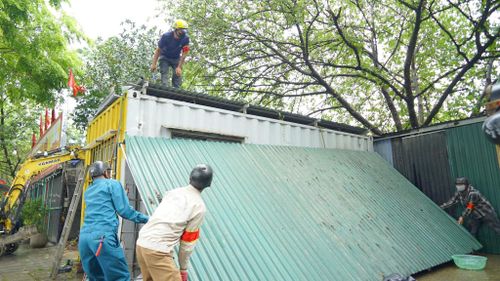 Lực lượng chức năng phường Từ Liêm tháo dỡ công trình vi phạm tại tại tổ dân phố 15 Tân Mỹ.
