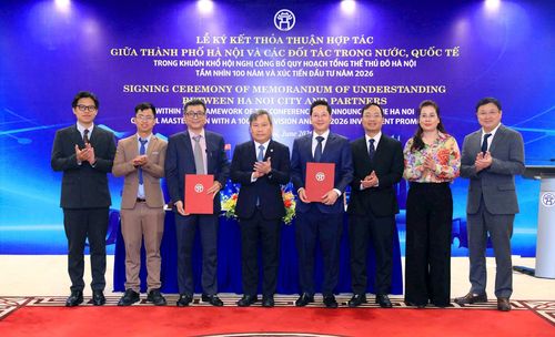 Chủ tịch UBND thành phố Hà Nội Vũ Đại Thắng chứng kiến các đơn vị ký kết MOU. Ảnh: Viết Thành