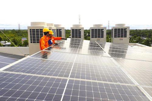 Hệ thống điện mặt trời áp mái đang được sử dụng nhiều tại các cơ sở và nhà ở hộ gia đình tại Việt Nam. Ảnh: Lưu Niệm