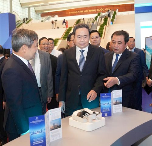 Chủ tịch Quốc hội Trần Thanh Mẫn, Bí thư Thành ủy, Trưởng đoàn đại biểu Quốc hội thành phố Hà Nội Trần Đức Thắng; Phó Bí thư Thành ủy, Chủ tịch UBND thành phố Hà Nội Vũ Đại Thắng cùng các đại biểu tại khu triển lãm trưng bày quy hoạch Thủ đô bên lề Hội nghị.