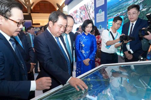 Ủy viên Bộ Chính trị, Bí thư Thành ủy, Trưởng đoàn đại biểu Quốc hội thành phố Hà Nội Trần Đức Thắng; Phó Bí thư Thành ủy, Chủ tịch HĐND thành phố Phùng Thị Hồng Hà và các đại biểu tham quan triển lãm. Ảnh: Thành - Thái - Hùng.