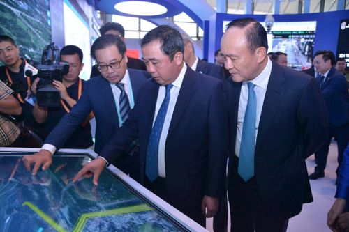 Ủy viên Bộ Chính trị, Bí thư Thành ủy, Trưởng đoàn đại biểu Quốc hội thành phố Hà Nội Trần Đức Thắng và các lãnh đạo, đại biểu tham quan khu triển lãm.