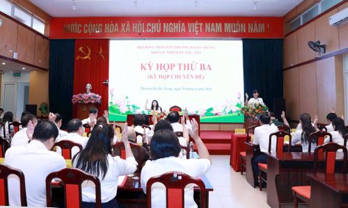 HĐND phường Hai Bà Trưng biểu quyết thông qua Nghị quyết về Đề án sắp xếp Tổ dân phố. Ảnh: K.H.
