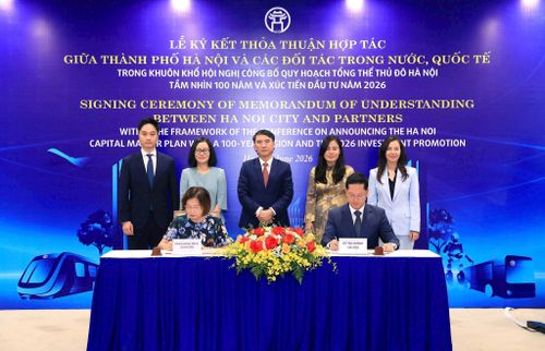 Phó Chủ tịch UBND thành phố Hà Nội Nguyễn Xuân Lưu chứng kiến Lễ ký kết Biên bản ghi nhớ hợp tác giữa Sở Tài chính với các ngân hàng trong khuôn khổ hội nghị. Ảnh: Lê Hải