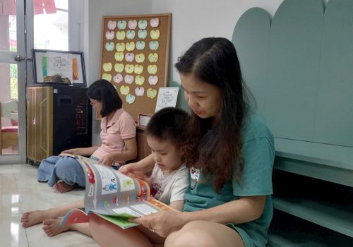 Phụ huynh cùng con đọc sách. Ảnh: Ngọc Minh