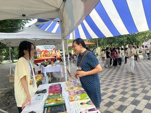 Chị Nguyễn Phương Liên là độc giả thân thiết của hội sách 4 năm qua. Ảnh: Ngọc Minh