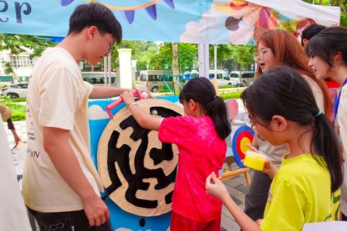 Các em nhỏ tham gia các hoạt động trải nghiệm hấp dẫn. Ảnh: N.A
