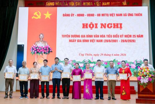 Các gia đình văn hóa tiêu biểu được khen thưởng. Ảnh: Quản Linh