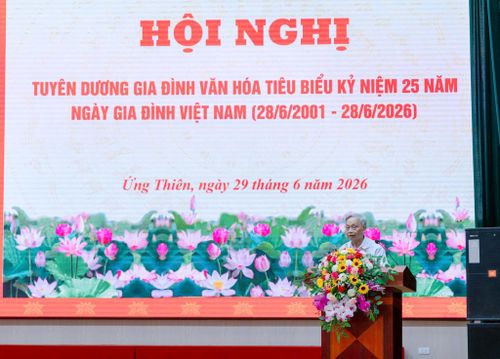 Ông Nguyễn Văn Sáng đại diện các gia đình văn hóa tiêu biểu xã Ứng Thiên phát biểu. Ảnh: Quản Linh