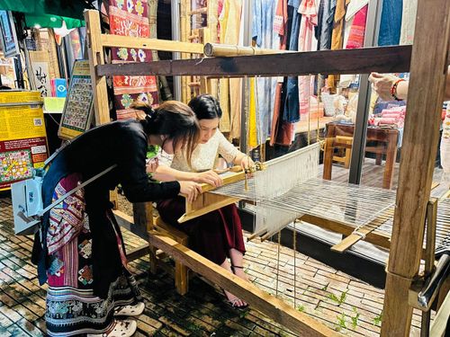 Du khách trải nghiệm dệt thủ công. Ảnh: Hoàng Quyên