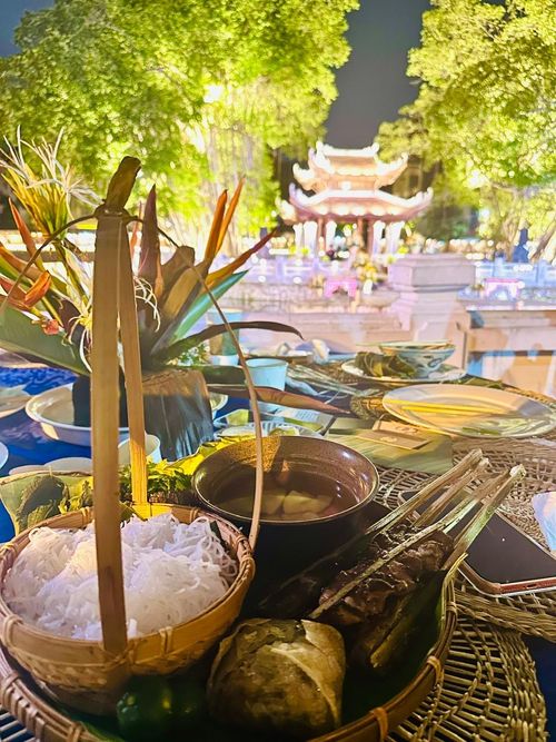 Du khách sẽ được thưởng thức ẩm thực đậm hương vị Hà thành như: Bún chả, bún ốc... trong không gian thơ mộng của Hồ Văn về đêm. Ảnh: Hoàng Quyên
