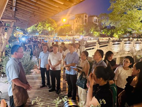 Du khách được trải nghiệm nhiều không gian văn hóa, nghệ thuật, thưởng thức cà phê buổi tối. Ảnh: Hoàng Quyên