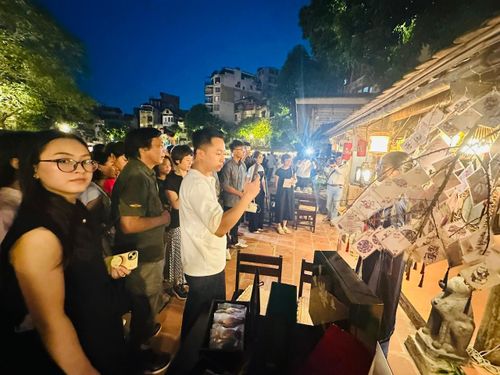 Xem các sản phẩm thủ công mỹ nghệ độc đáo. Ảnh: Hoàng Quyên