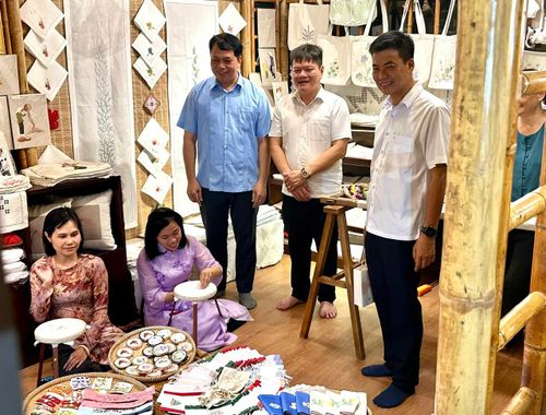 Tham gia trải nghiệm làm đồ handmade tại các gian hàng. Ảnh: Hoàng Quyên