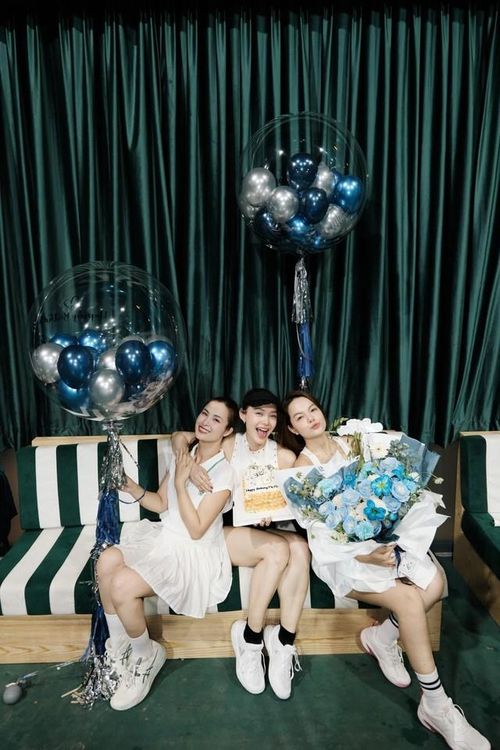 Trước đó, Minh Hằng được bạn bè chúc mừng sinh nhật tuổi 39 trong không khí ngập tràn niềm vui. Ở tuổi U40, ai cũng xin vía có da đẹp và sắc vóc tươi trẻ như "bé Heo" một thời.