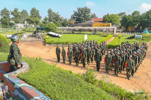 Cán bộ chỉ huy quán triệt nhiệm vụ trước giờ huấn luyện. Ảnh: Lê Tiến