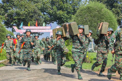 Cán bộ, chiến sĩ cơ động mang đạn vào vị trí chiến đấu. Ảnh: Lê Tiến