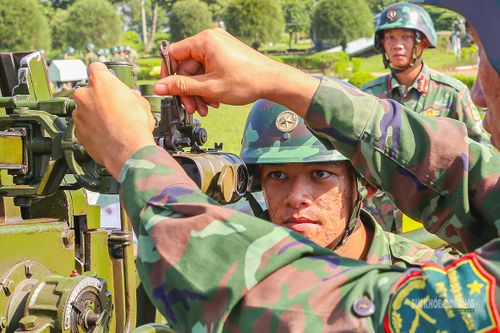 Từng thao tác kỹ thuật được bộ đội thực hiện tỉ mỉ, chính xác. Ảnh: Lê Tiến