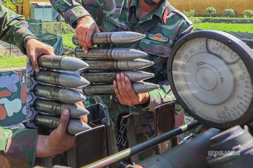 Chiến sĩ thực hành nạp đạn cho pháo phòng không. Ảnh: Lê Tiến