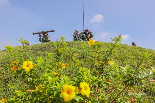 Chiến sĩ phòng không quan sát mục tiêu trên thao trường. Ảnh: Lê Tiến