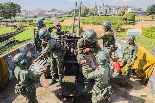 Khẩu đội pháo phòng không vào vị trí chiến đấu. Ảnh: Lê Tiến