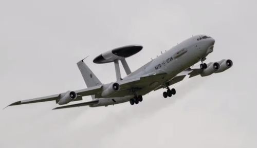 Hiện nay, Không quân Mỹ vẫn dựa chủ yếu vào máy bay cảnh báo sớm E-3 Sentry, trong khi Hải quân Mỹ sử dụng E-2D Hawkeye để thực hiện nhiệm vụ cảnh báo sớm trên biển và hỗ trợ các hoạt động trên bộ.