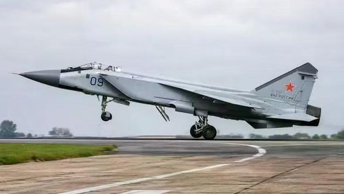 Cụ thể, radar N007 của MiG-31 nặng 2 tấn và đường kính lớn gấp 3 lần so với các radar to nhất lắp đặt trên trên chiến đấu cơ phương Tây. Khi mới đi vào hoạt động, khí tài này giúp cho MiG-31 không có đối thủ về khả năng nhận thức tình huống từ cự ly xa.