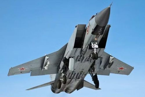 Tiêm kích MiG-31 được đánh giá cao về khả năng tạo áp lực lên máy bay hỗ trợ quan trọng của đối phương, bao gồm phi cơ tiếp nhiên liệu và cả AWACS mà NATO dựa vào.
