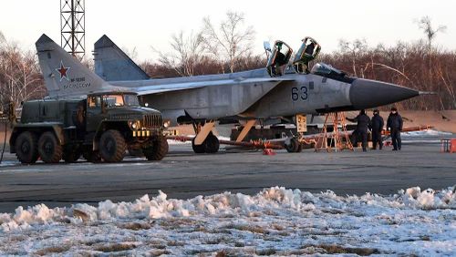 Tuy vậy MiG-31 cũng có điểm yếu đó là diện tích phản xạ radar lớn, khiến nó dễ thất thế trước tiêm kích tàng hình thế hệ năm trong không chiến tầm xa khi sẽ bị phát hiện từ xa, ngoài ra chi phí vận hành của chiến đấu cơ này cũng ở mức cực lớn.