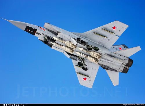 Radar cỡ lớn cho phép MiG-31 tấn công từ cự ly rất xa bằng tên lửa R-37M với tầm bắn 400 km mà không cần sự hỗ trợ của các phương tiện bên ngoài như radar mặt đất hoặc máy bay chỉ huy - cảnh báo sớm trên không (AWACS).