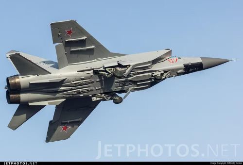 Radar của MiG-31 được thiết kế để xuyên thủng mọi biện pháp đối phó điện tử với sức mạnh khổng lồ của nó. Hơn nữa do tốc độ hành trình và trần bay cao hơn đáng kể, tên lửa do MiG-31 bắn ra có năng lượng lớn hơn nhiều so với triển khai từ Su-35.
