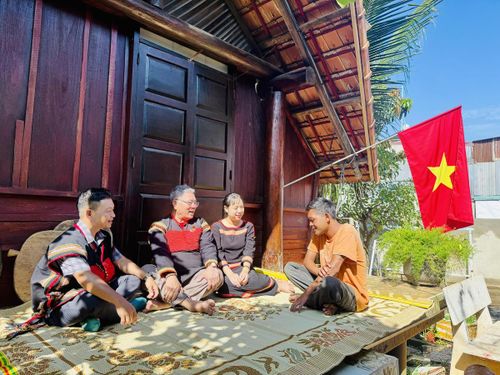 Già làng Y Siu Byă (Ama Minh) cùng buôn trưởng Y Hiền Mlô và đoàn thanh niên đến vận động thanh niên chấp hành tốt pháp luật.
