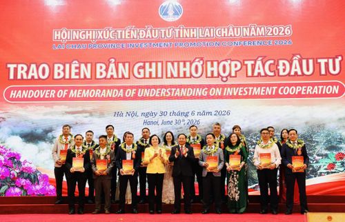 Nhiều Quyết định Chủ trương đầu tư, Biên bản ghi nhớ hợp tác được trao tại Hội nghị.