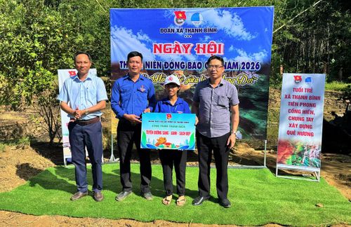 Lãnh đạo UBND xã Thạnh Bình trao công trình tuyến đường sáng-xanh-sạch đẹp cho đoàn xã Thạnh Bình. Ảnh: NT.