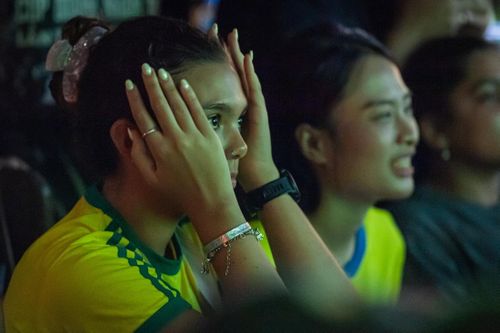  Bàn thắng của Kaishu Sano khiến bầu không khí CĐV đội tuyển Brazil chùng xuống. CĐV Brazil ôm đầu tiếc nuối, không rời mắt khỏi màn hình với hy vọng đội nhà sớm tìm được bàn gỡ. 