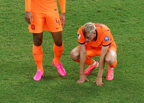  Van Hecke trước đó cũng dính chấn thương sau va chạm với cầu thủ Morocco và đổ máu trên mặt, thấm ướt lên mái tóc vàng. Ảnh: Reuters. 
