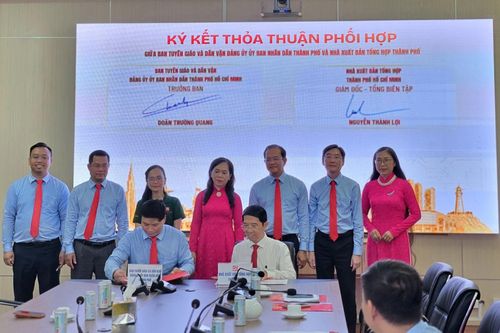  Ông Nguyễn Thành Lợi (áo trắng, bên phải) trong buổi ký kết thỏa thuận với Ban tuyên giáo và Dân vận Đảng ủy UBND TP.HCM. Ảnh: Q.M. 